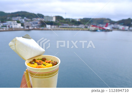 船上で食べるカップラーメン 112894710