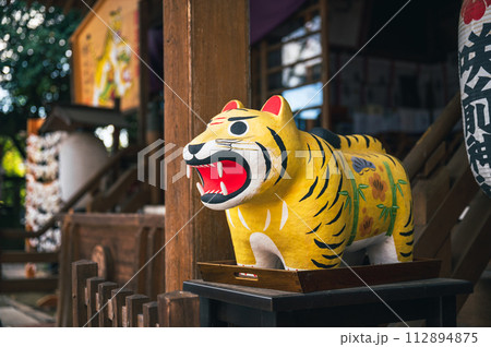 神社　トラの狛犬 112894875