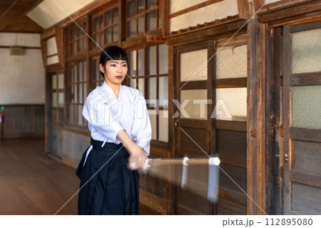 剣道着の女子 112895080