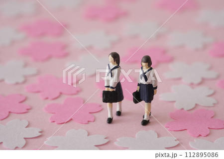 女学生と桜 女学生と桜 112895086