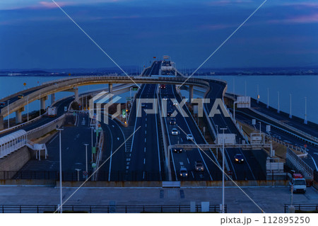 夕方の海ほたるPAと東京湾アクアライン 夕方の海ほたるPAと東京湾アクアライン 112895250