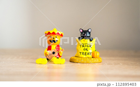 ハロウィンの人形/カボチャのランタンとギター&猫トリック・オア・トリート(Trick or Trea ハロウィンの人形/カボチャのランタンとギター&猫トリック・オア・トリート(Trick or Trea 112895403