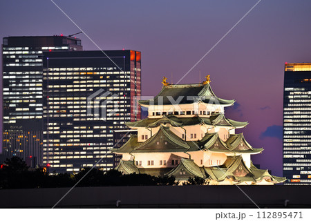 《愛知県》ライトアップされた名古屋城と高層ビル群の夕景 112895471