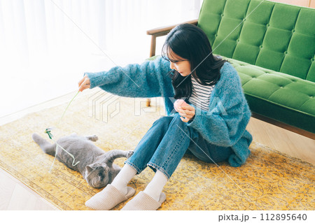 自宅で猫と遊ぶ女性 自宅で猫と遊ぶ女性 112895640