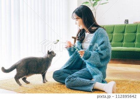 自宅で猫と遊ぶ女性 自宅で猫と遊ぶ女性 112895642