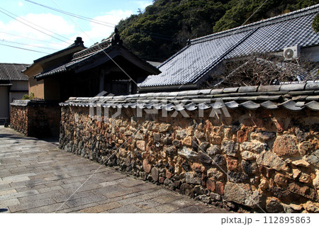 佐賀県有田町　風情あるやきものの町の散策コース 　トンバイ塀のある裏通り 112895863