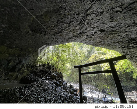 願掛け石積みがたくさんある天岩戸神社西本宮の天安河原 112896181