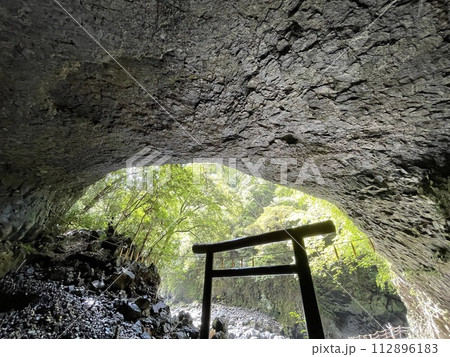 願掛け石積みがたくさんある天岩戸神社西本宮の天安河原 願掛け石積みがたくさんある天岩戸神社西本宮の天安河原 112896183