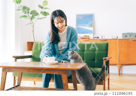 猫と暮らす女性 猫と暮らす女性 112896195