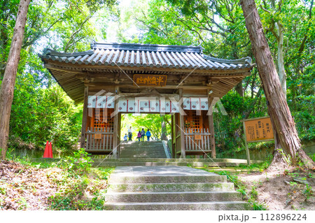 新緑に囲まれた牛窓神社の参道と随神門　岡山県瀬戸内市 112896224