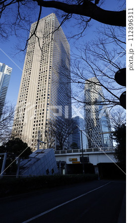 東京・新宿の高層ビル群、手前は新宿三井ビル 東京・新宿の高層ビル群、手前は新宿三井ビル 112896311