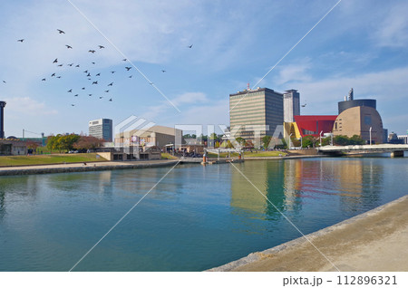 北九州市の市街地にある紫川と市役所や勝山公園 北九州市の市街地にある紫川と市役所や勝山公園 112896321