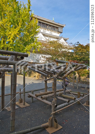 北九州市の人気観光スポット復興天守小倉城と竹灯籠 112896323