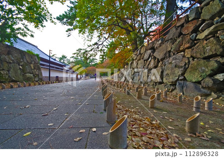 北九州市の人気観光スポット小倉城に並ぶ竹灯籠 112896328