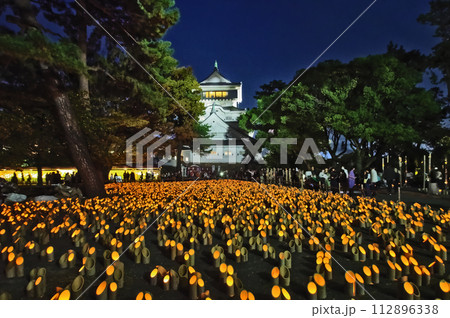 北九州市の小倉城のイベント竹あかりの幻想的な光景 112896338