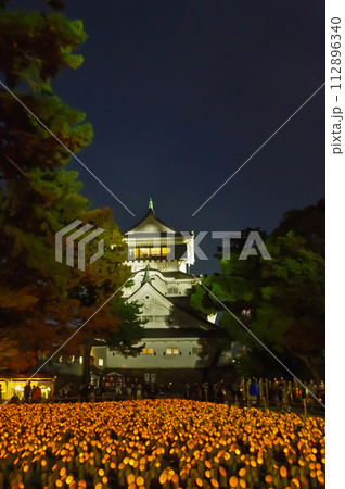 北九州市の小倉城のイベント竹あかりの幻想的な光景 112896340