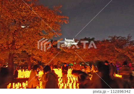 北九州市の小倉城のイベント竹あかりの幻想的な光景 112896342
