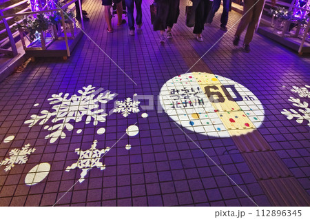 北九州市小倉市街地にある紫川に架かる鴎外橋の電飾 北九州市小倉市街地にある紫川に架かる鴎外橋の電飾 112896345