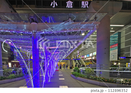 夜の電飾が美しい北九州市のJR小倉駅二階通路 112896352