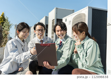 若い男女のエンジニア 若い男女のエンジニア 112896638