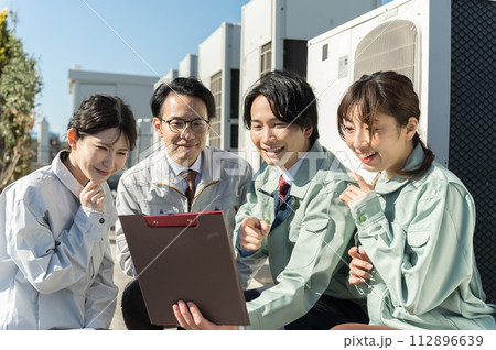 若い男女のエンジニア 112896639