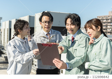 若い男女のエンジニア 112896642