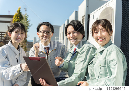 若い男女のエンジニア 112896643