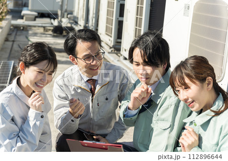 若い男女のエンジニア 112896644