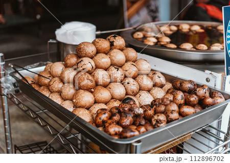 台湾　夜市　屋台　茶葉蛋 112896702