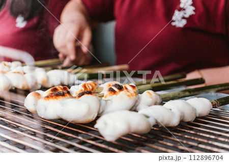 台湾 夜市 食べ歩き 屋台 台湾 夜市 食べ歩き 屋台 112896704