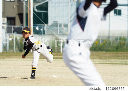 投球直後の左投げ投手(少年野球) 投球直後の左投げ投手(少年野球) 112896855