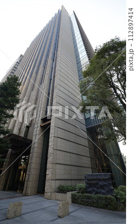 東京・丸の内にある三井住友銀行本店ビル 112897414