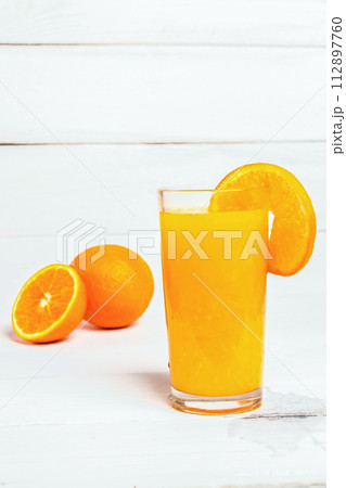 Be cut to remove the orange juice to drink and eat Be cut to remove the orange juice to drink and eat 112897760