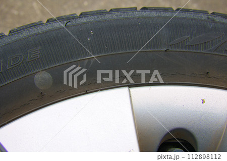 劣化して亀裂が入っている交換推奨の危険なタイヤ 112898112