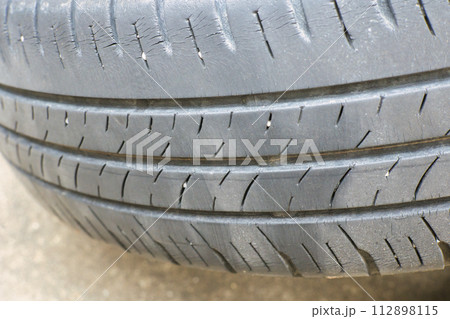 劣化して亀裂が入っている交換推奨の危険なタイヤ 112898115