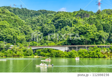 神奈川県相模原市の風景　相模湖公園 112898156
