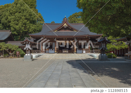 熊本 水前寺公園 出水神社の拝殿 112898515