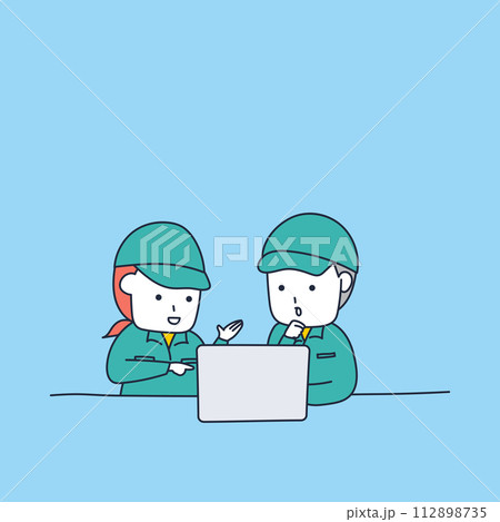 ノートパソコンを見ながら話し合いをする作業服の男女 112898735