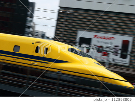 駅に到着するドクターイエロー 駅に到着するドクターイエロー 112898809