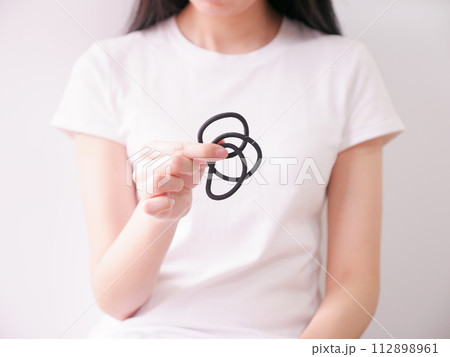 女子 女の子 女性 112898961