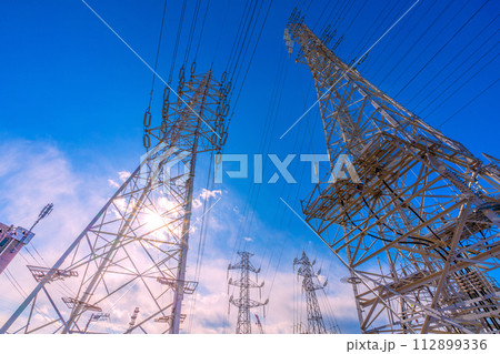 日本の電力都市景観　日本のエネルギー、光と影…。太陽と送電線。新たな明日へ希望の時代に… 112899336