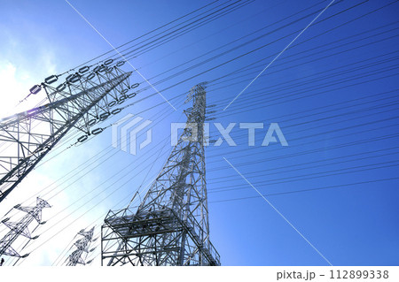 日本の電力都市景観 日本のエネルギー、光と影…。太陽と送電線。新たな明日へ希望の時代に… 日本の電力都市景観 日本のエネルギー、光と影…。太陽と送電線。新たな明日へ希望の時代に… 112899338