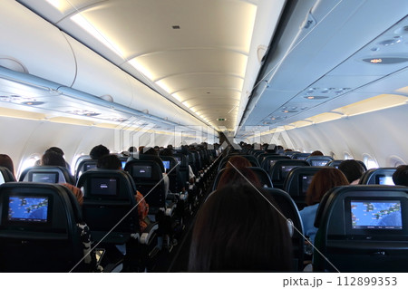 ナローボディ旅客機の機内 112899353