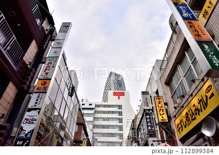 新宿西口の飲食店やカメラ店が並ぶ通り 112899384
