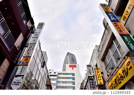 新宿西口の飲食店やカメラ店が並ぶ通り 112899385