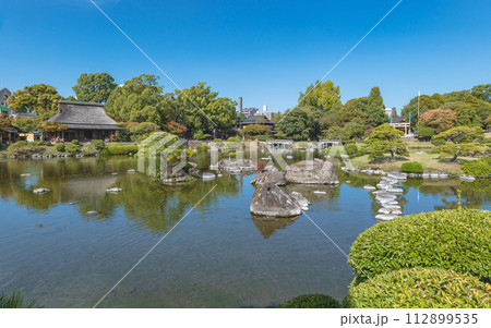 熊本 水前寺公園の美しい園内風景 112899535