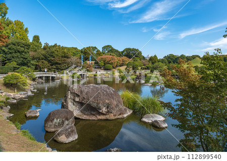 熊本 水前寺公園の美しい園内風景 112899540