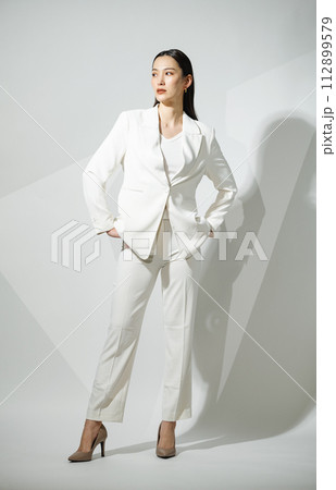 白いスーツを着たキャリアウーマン 112899579