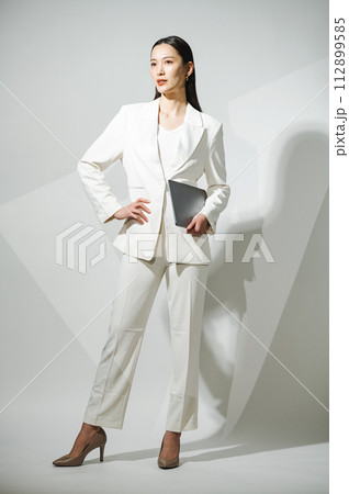 白いスーツを着たキャリアウーマン 112899585