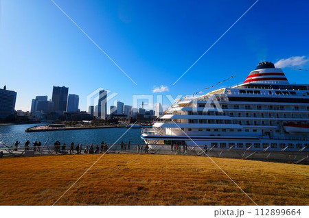 豪華客船が停泊する大さん橋(ASUKA II) 豪華客船が停泊する大さん橋(ASUKA II) 112899664